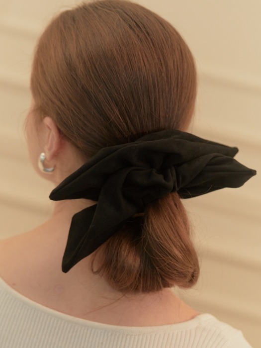 suede squere scrunchie - black