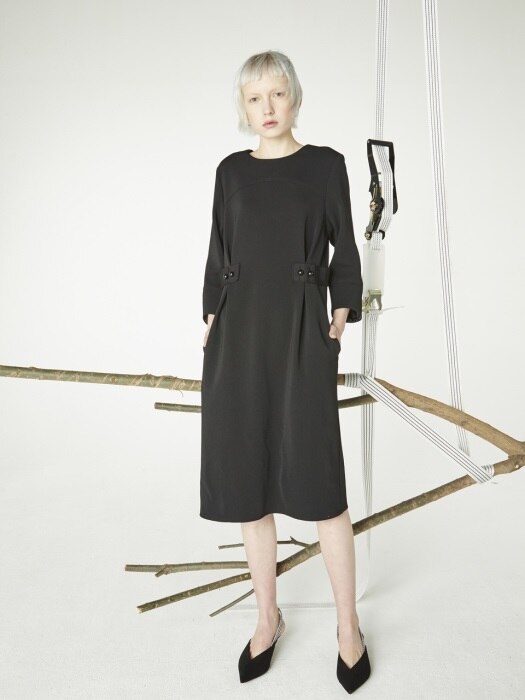 BELTED TUCK DRESS_BLACK