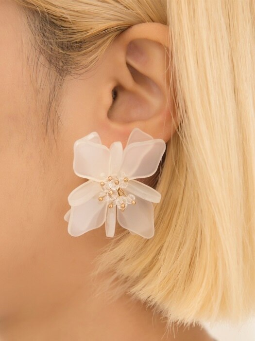amu white flower drop earrings