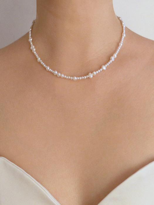 middle pearls necklace