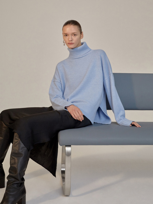 CASHMERE-BLEND HIGH-NECK KNIT SKY BLUE