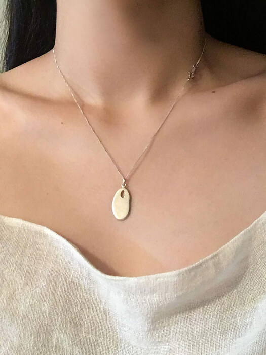 DUSTY OVAL NECKLACE