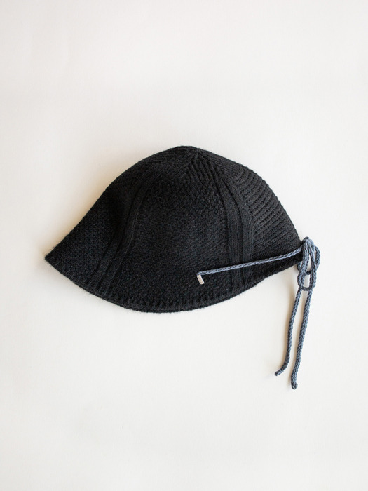 Knitted ribbon string point bonnet hat (black)