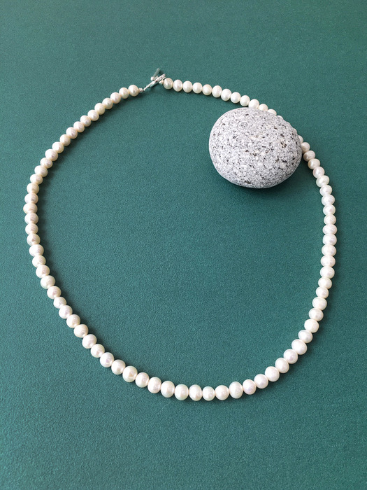 CLASSIC M PEARL NECKLACE