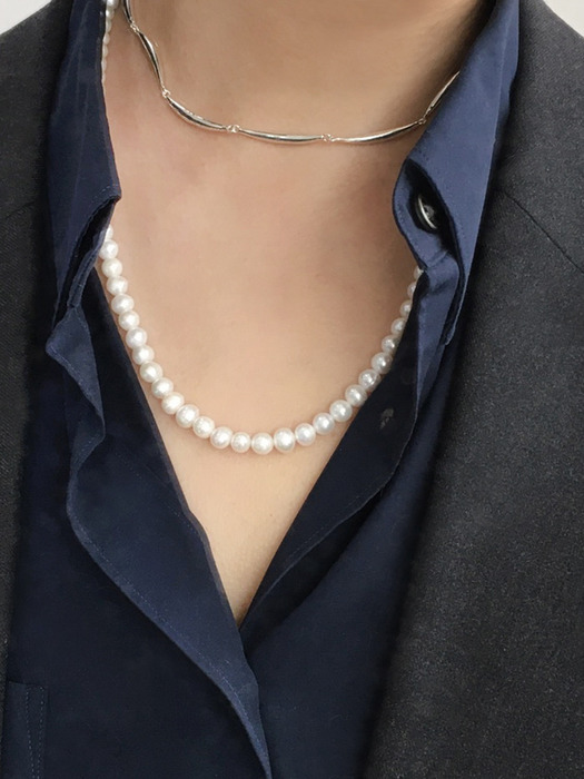 CLASSIC M PEARL NECKLACE