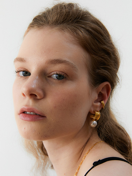 Texture bold pearl hoop earring (gold)
