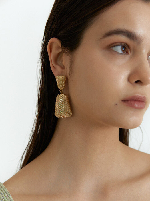 Herringbone gold earring