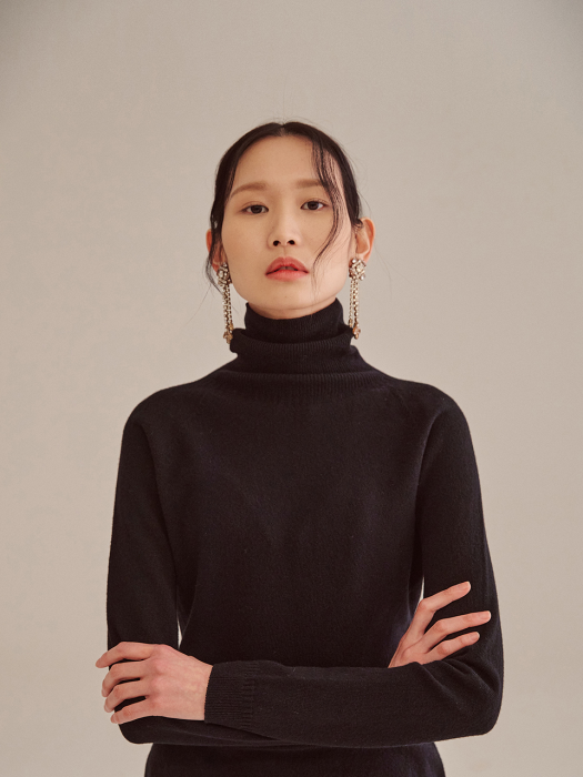 BLACK WHOLEGARMENT CASHMERE BLEND TURTLE NECK TOP