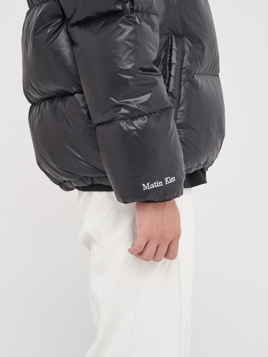 GLOSSY PUFFER JACKET IN BLACK