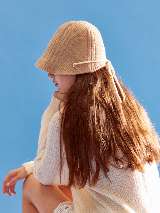 Knitted ribbon string point bonnet hat (beige)