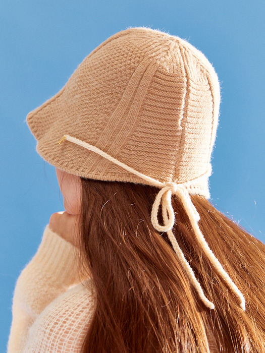 Knitted ribbon string point bonnet hat (beige)