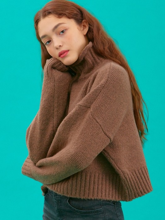 iuw524 cropped boucle turtleneck knit (brown)