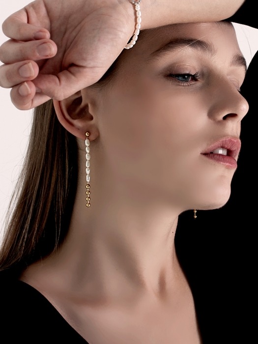 P.lone pearl earring