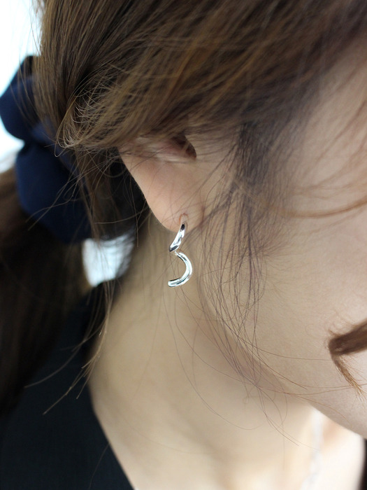 Trait earring