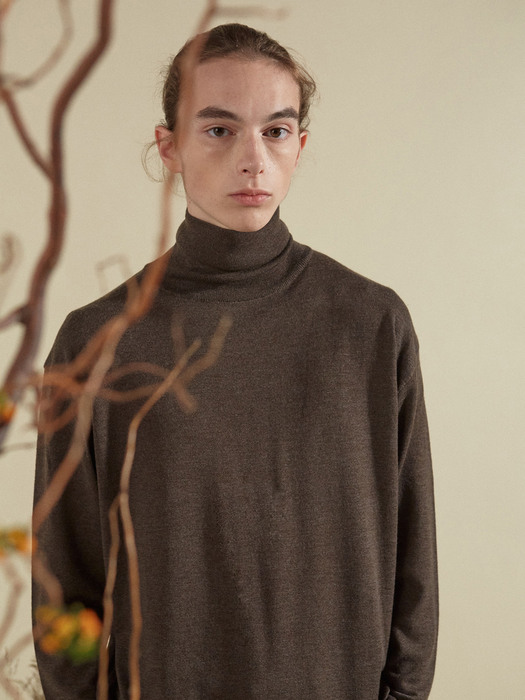 MERINO WOOL TURTLENECK KNIT [OAK]