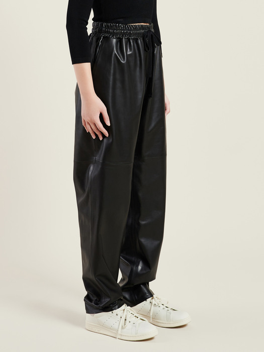 BLACK LEATHER BENDED TROUSERS