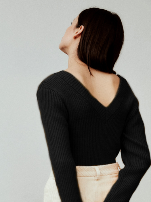 TWO WAY NECK POINT KNIT TOP_BLACK