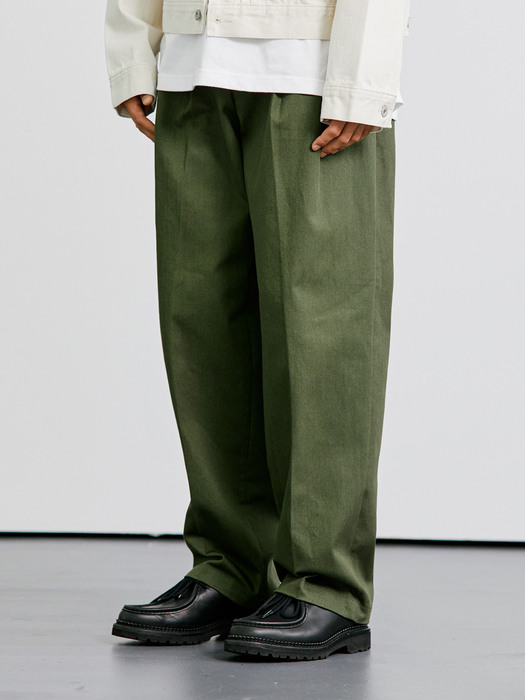 WIDE CURVE FIT TWO TUCK CHINO PANTS KHAKI