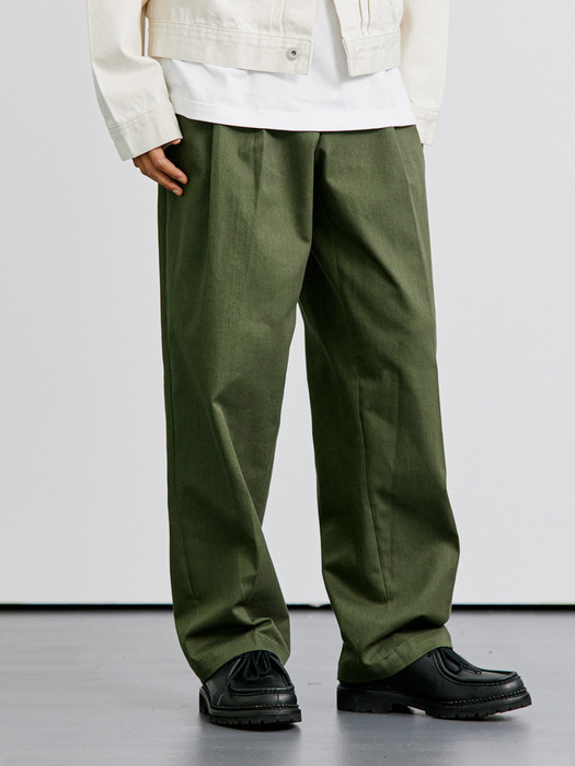 WIDE CURVE FIT TWO TUCK CHINO PANTS KHAKI