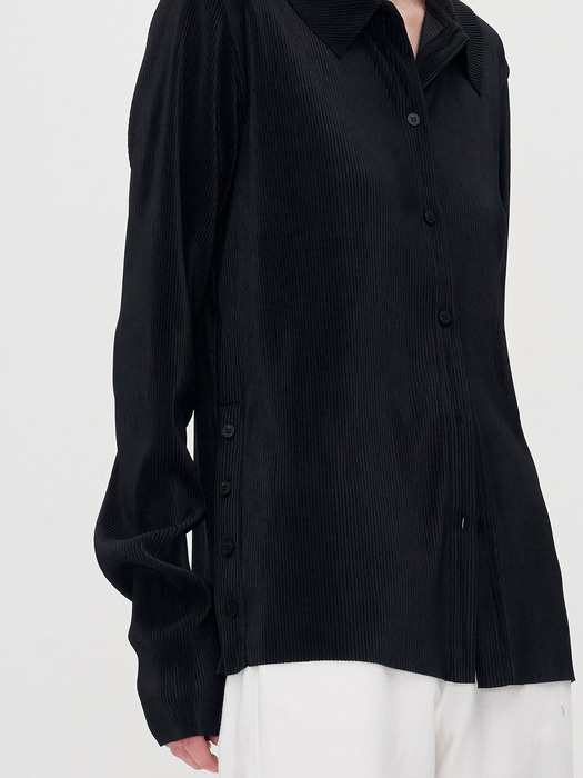 WIDE COLLAR PLEATED BLOUSE BLACK