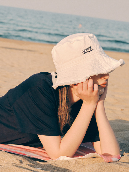[EXCLUSIVE] Amber Bucket Hat (White)