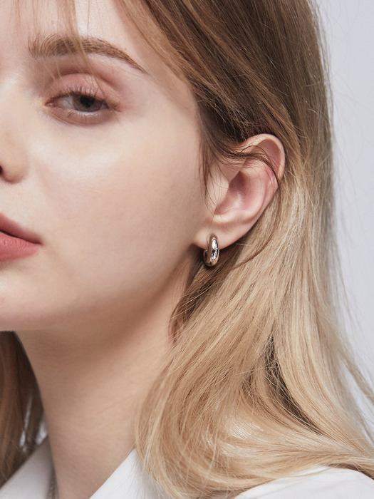 MIGNON HOOP EARRING