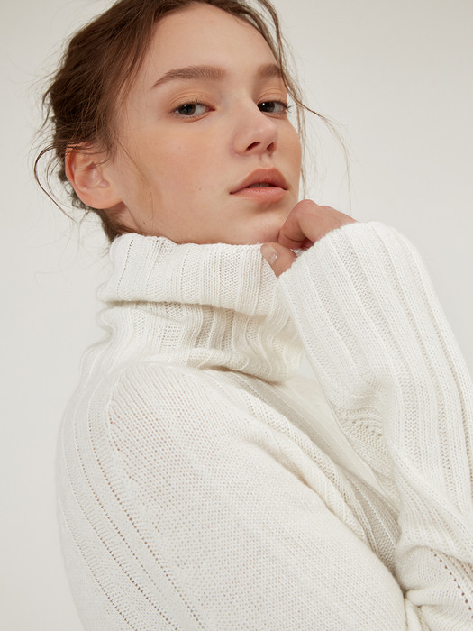 CABLE KNIT TURTLE NECK SWEATER [BLACK] [IVORY]