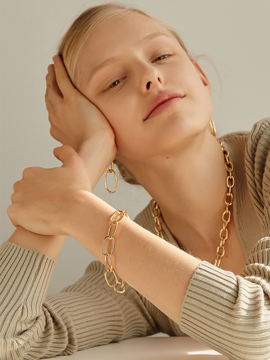 bold chic chain bracelet