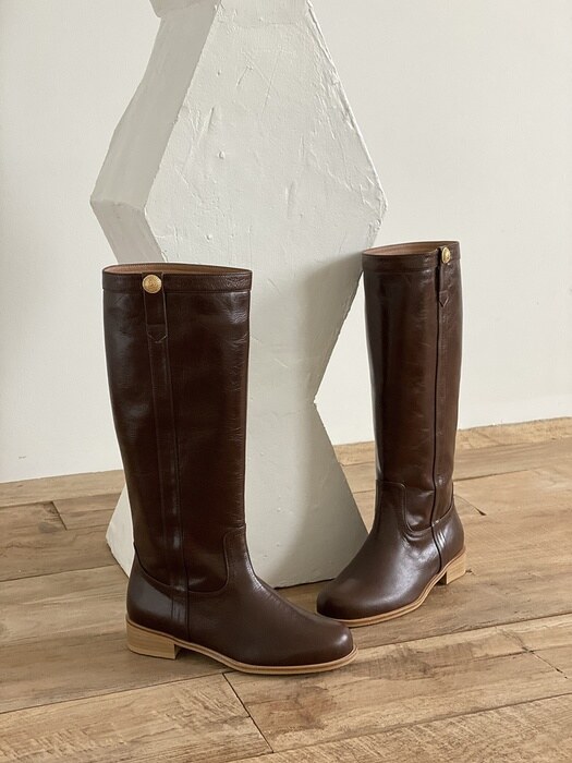 round button long boots brown