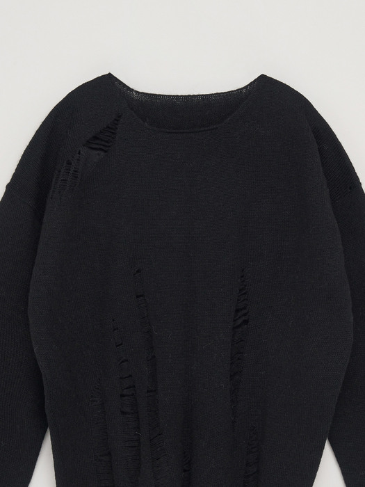 DAMAGE KNIT PULLOVER IN BLACK