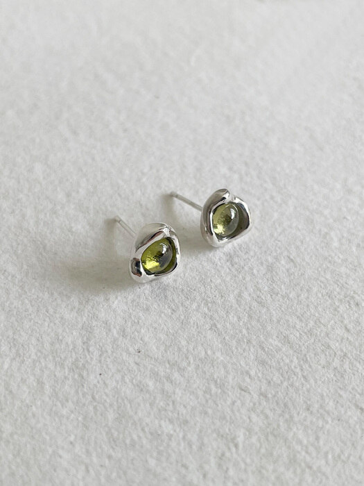 tiny gemstone earring (4 colors)