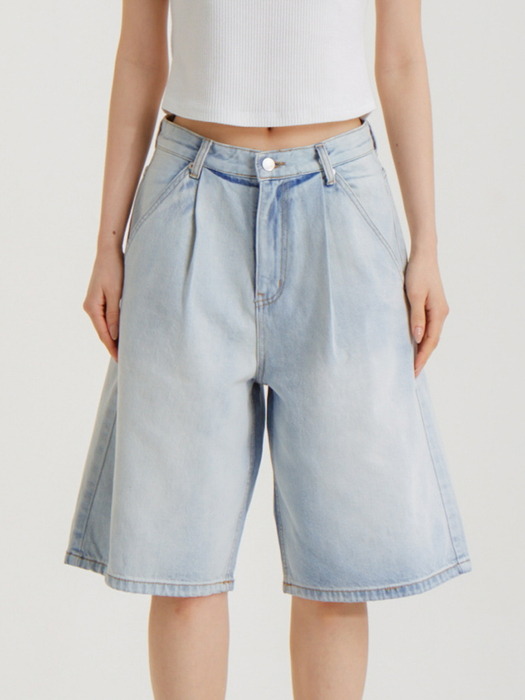 버뮤다 원턱 워시드 데님 쇼츠 라이트 블루_Bermuda One Tuck  Washed Denim Shorts Light Blue