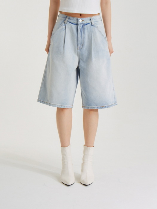 버뮤다 원턱 워시드 데님 쇼츠 라이트 블루_Bermuda One Tuck  Washed Denim Shorts Light Blue