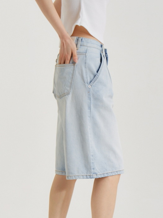 버뮤다 원턱 워시드 데님 쇼츠 라이트 블루_Bermuda One Tuck  Washed Denim Shorts Light Blue