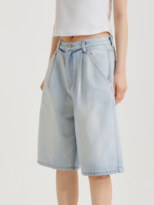 버뮤다 원턱 워시드 데님 쇼츠 라이트 블루_Bermuda One Tuck  Washed Denim Shorts Light Blue