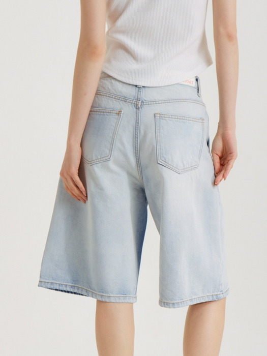 버뮤다 원턱 워시드 데님 쇼츠 라이트 블루_Bermuda One Tuck  Washed Denim Shorts Light Blue