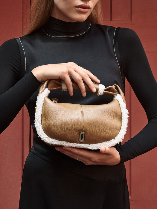 Halfmoon Coconut Mini Tote Mustang (하프문 코코넛 미니 토트 무스탕)_2colors