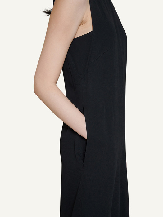 BLACK SLEEVELESS ZIPPED SLIM JUMPSUIT