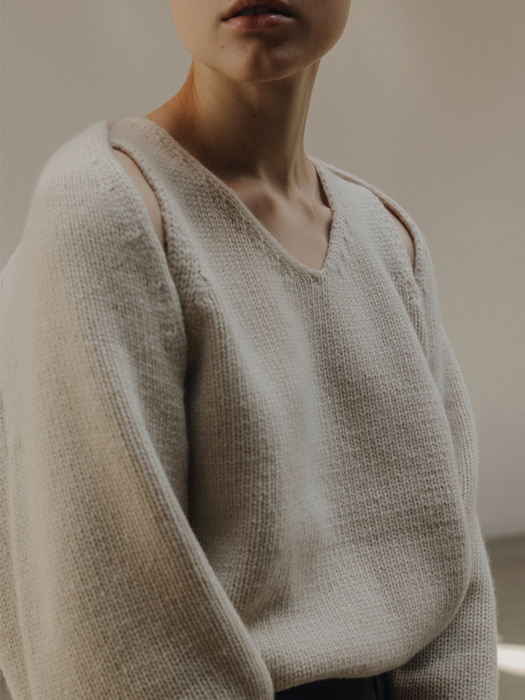 v neck knit (cream)