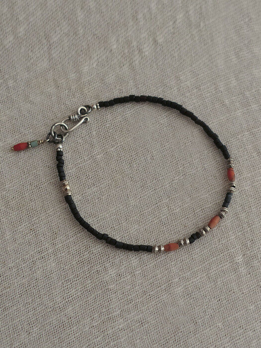 Vintage corallite bracelet (black)