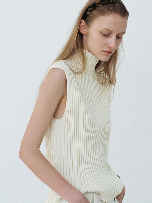 RIBBED MOCK NECK SLEEVELESS TOP[IVORY]