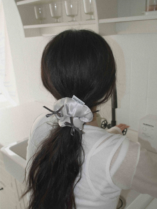 Ribbon Scrunchie_satin silver