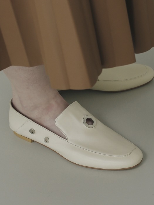 LWSP1901-1 Metal-ring classic loafer_Ivory