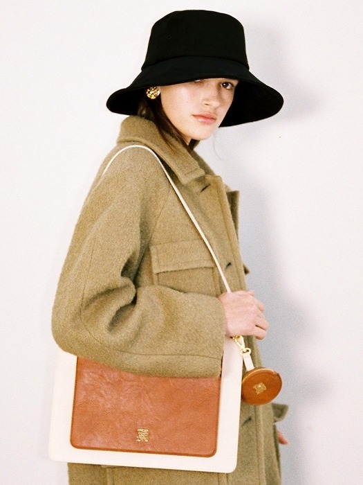 DOROTHY FLAT SHOULDER BAG_CREAM/CAMEL