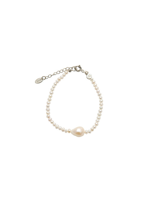 Looped pearl bracelet