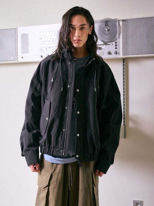 DRAWSTRING HIGH-NECK WINDBREAKER BK