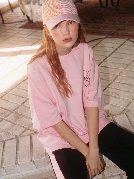 [UNISEX] EYEYE CALLIGRAPHIC HEART T-SHIRT_PINK (EEON2RSR04W)