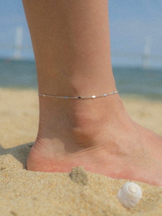 Simple and lucky anklet