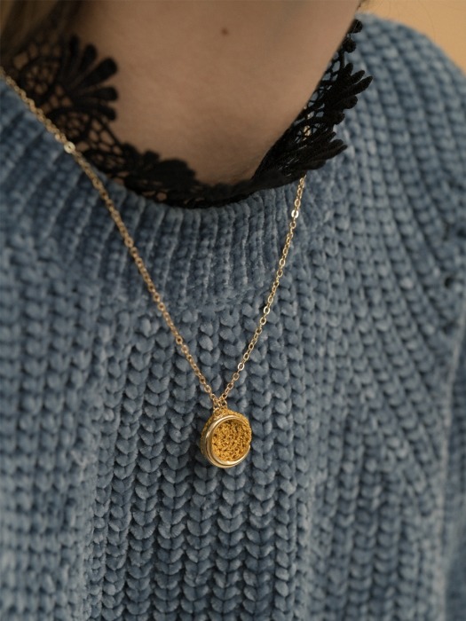 Metalic knit moon shadow necklace