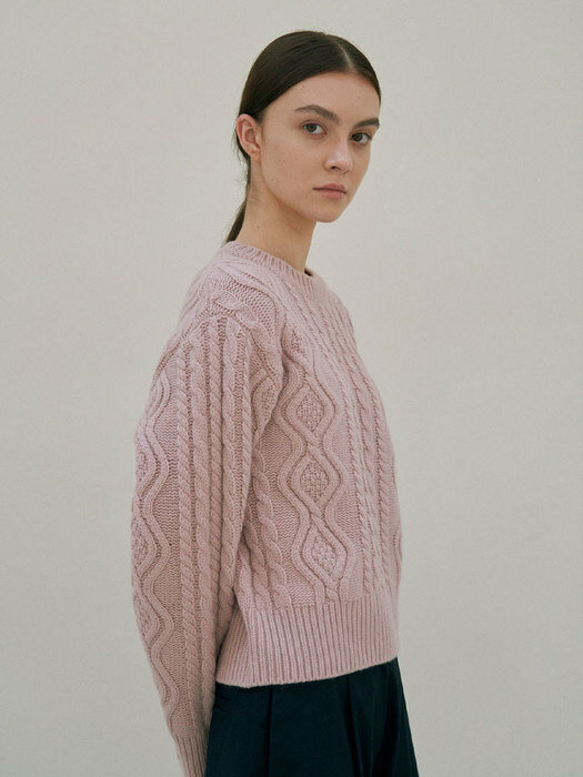 Cable wool round knit pink